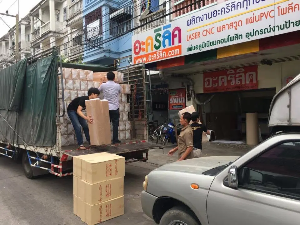 ทีมงานบรรจุและจัดส่งชิ้นงานอะคริลิคจำนวนมากจากหน้าร้าน